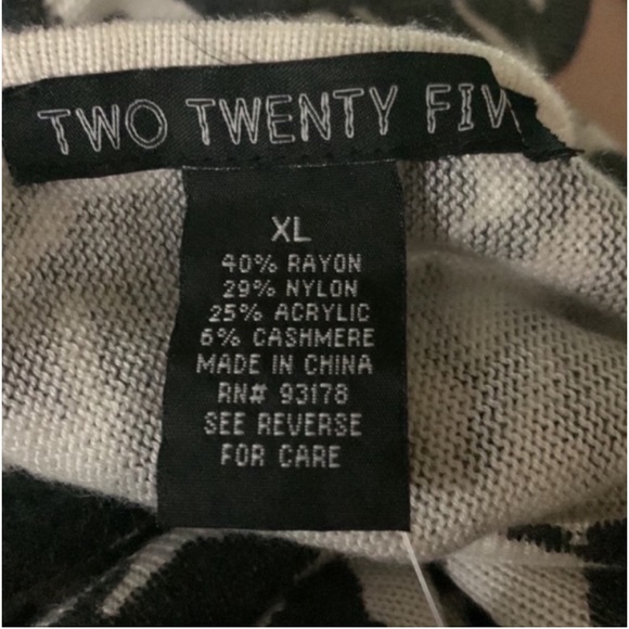 Two Twenty Five Sweaters dress Black & White
Graphic Sweater Size XL - Picture 9 of 10